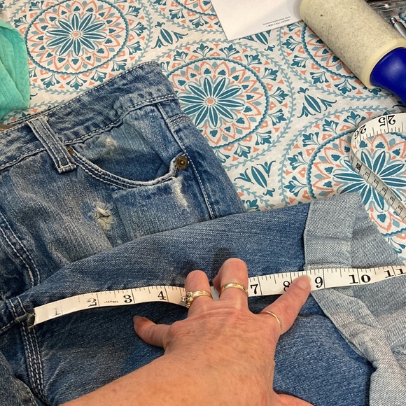 Apt 9 Distressed Jean shorts size 10 - Picture 10 of 10